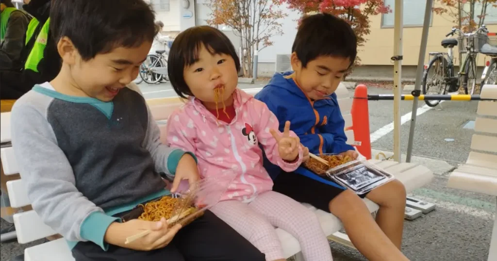 焼きそばを食べる兄弟